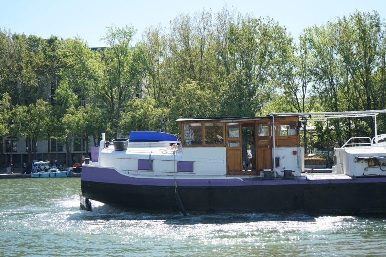 La Pop : que se passe-t-il dans cette péniche violette du bassin de la Villette ? 